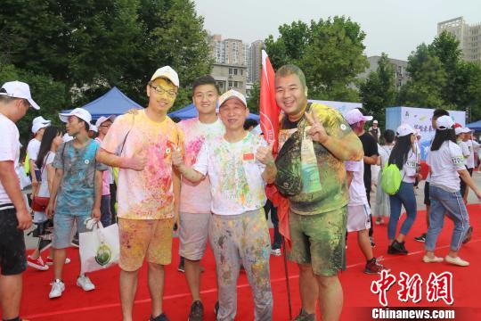 图为,湖北大学校长(中)与毕业生合影 向正鹏 摄 图为,湖北大学校长(中)与毕业生合影 向正鹏 摄